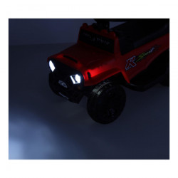 Červené elektronické autíčko s vodiacou tyčou